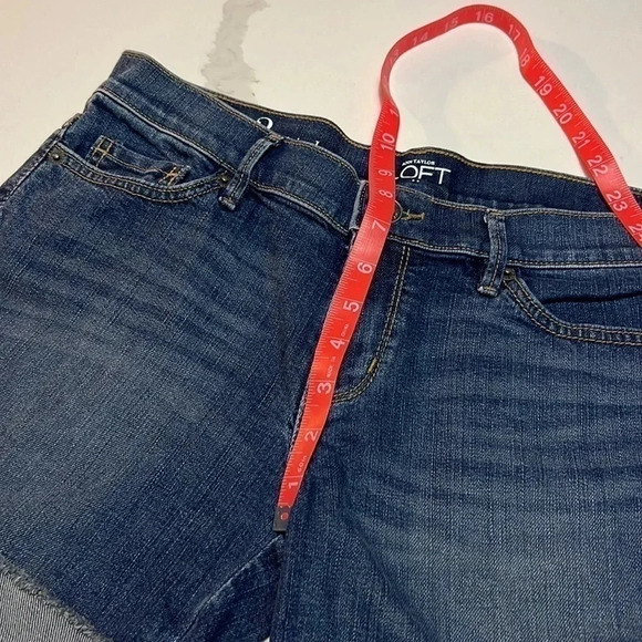 Ann Taylor LOFT  Original jean Shorts. Size 2 - Picture 6 of 8